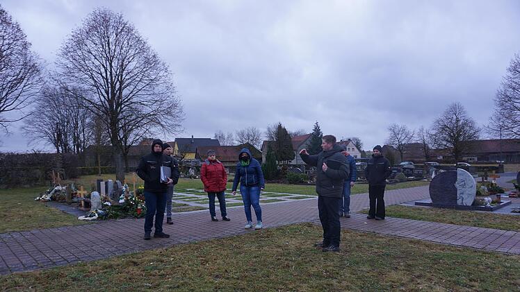 Die Mitglieder des Bauausschusses haben den Friedhof in Detter besichtigt. Angedacht ist,  pflegefreie Bestattungsmöglichkeiten auf den Friedhöfen anzubieten.
