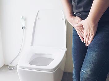 Frauen sind häufiger von einer Inkontinenz betroffen als Männer.