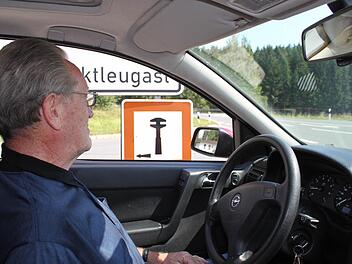 Das Hinweisschild verdeckt die Sicht auf die Straße, kritisiert Konrad Mündel.  Foto: Jürgen Gärtner