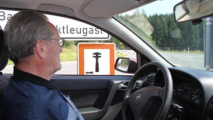 Das Hinweisschild verdeckt die Sicht auf die Straße, kritisiert Konrad Mündel.  Foto: Jürgen Gärtner