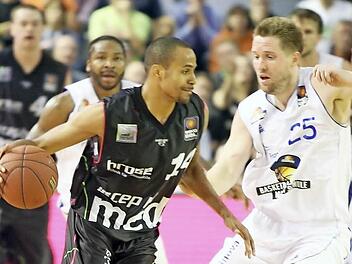 Wurde zuletzt schmerzlich vermisst: der Bayreuther Spielmacher Kevin Hamilton (Mitte). Möglich, dass seine Mitspieler heute in Vechta wieder von seinen präzisen Pässen profitieren können. Bryan Bailey wird definitiv noch länger ausfallen.  Foto: Marcus Arth