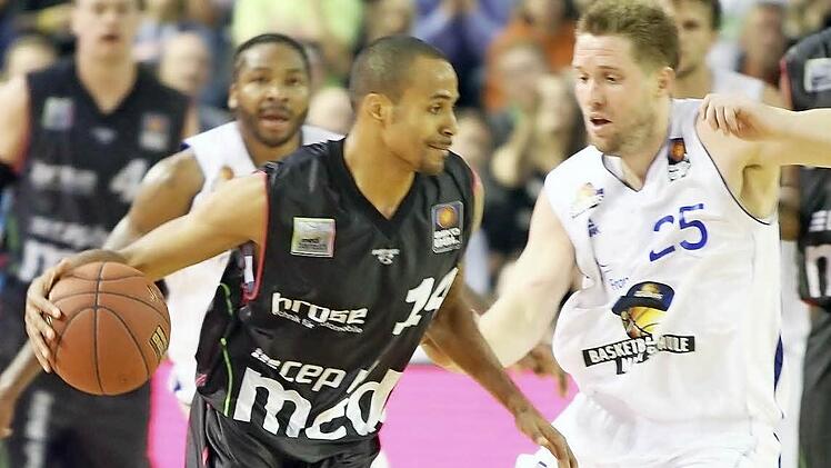 Wurde zuletzt schmerzlich vermisst: der Bayreuther Spielmacher Kevin Hamilton (Mitte). Möglich, dass seine Mitspieler heute in Vechta wieder von seinen präzisen Pässen profitieren können. Bryan Bailey wird definitiv noch länger ausfallen.  Foto: Marcus Arth