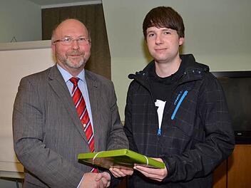 Bürgermeister Egon Herrmann gratulierte dem ausgezeichneten Auszubildenden Dirk Frank bei einer Gemeinderatssitzung. Die Räte würdigten die Top-Leistung ihres jungen Mitbürgers mit großem Beifall.