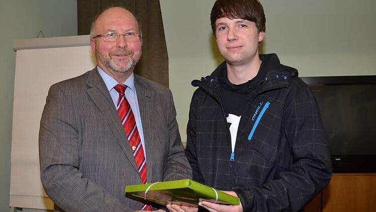 Bürgermeister Egon Herrmann gratulierte dem ausgezeichneten Auszubildenden Dirk Frank bei einer Gemeinderatssitzung. Die Räte würdigten die Top-Leistung ihres jungen Mitbürgers mit großem Beifall.