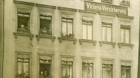 Nach dem Neubau 1875 befanden sich im Gebäude Markt 7/8 das Geschäft von Anna Petz (später "Woll Petz") sowie ein "Kaiser's Kaffee-Geschäft". Fotos: privat