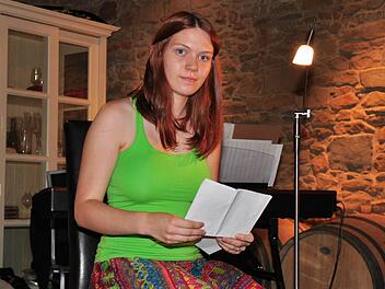 Erst 16 Jahre alt ist Lea Sidon aus Sylbach, die heuer zum ersten Mal bei einer Frauenlesenacht einen eigenen Text vorstellte und viel Applaus erhielt. Fotos: Ulrike Langer