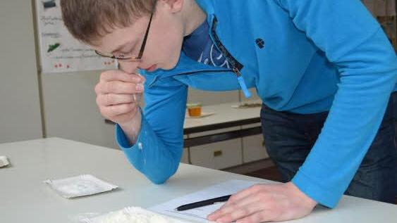Als künftiger Bio-Landwirt weiß Lucas Brehm, dass die zu erratende Substanz Milchpulver ist.