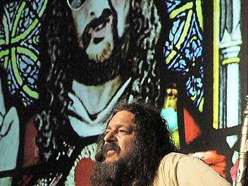 Bembers und die Religion: Darum ging es beim Gastspiel in der Dr.-Stammberger-Halle. Foto: Sonja Adam