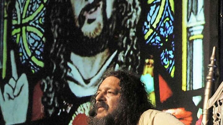 Bembers und die Religion: Darum ging es beim Gastspiel in der Dr.-Stammberger-Halle. Foto: Sonja Adam