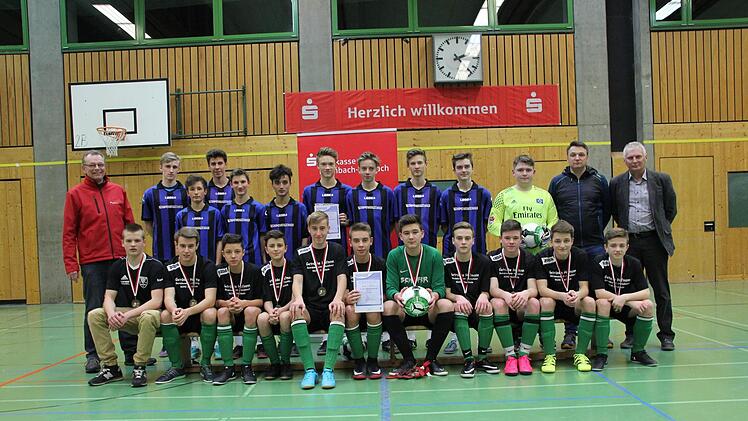 Die SG Haig (sitzend) mit Betreuer Henry Trebes (links) hat am Sonntagabend den Hallensparkassencup der B-Junioren gewonnen. Zweiter wurde die SG Theisenort (blau-schwarze Trikots). Mit im Bild Robert Porzelt von der Sparkasse (links stehend) sowie Kreisjugendleiter Michael Deuerling und der Theisenorter Betreuer Christian Löffler (von rechts). Foto: Hartmut Neubauer