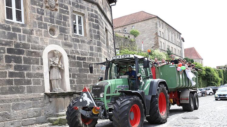 Ausgelassene Stimmung: Auf von Traktoren gezogenen Anhängern ließen sich die Abiturienten durch die Kronacher Innenstadt chauffieren - und die Kreisstadt dabei an ihrer Freude teilhaben. Foto: Marian Hamacher