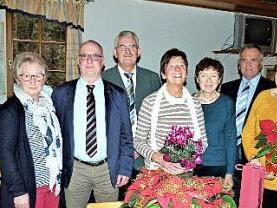 Die Sieger beim Einzelhauswettbewerb mit den Verantwortlichen der Gartenbauvereins, Kreisvorsitzender Günter Reif und Bürgermeister Stephan Heckel-Michel. Foto: Werner Reißaus