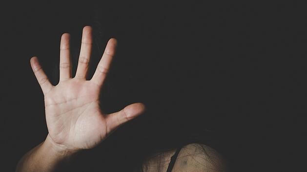 Vorfall in Zug: Unbekannter entblößt sich vor 17-Jähriger auf Fahrt nach Bad Neustadt