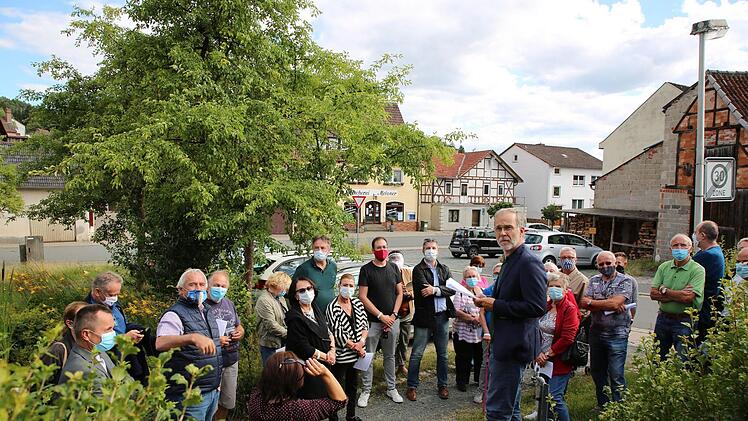 Wie kann das Zentrum Weitramsdorfs aufgewertet werden? Dazu erstellt ein Planerteam von "UmbauStadt" aus Weimar derzeit eine Machbarkeitsstudie. Bei einem Rundgang holte sich der Gast am Dienstag vor Ort Anregungen von Weitramsdorfer Bürgern. Wielers Urteil: Vieles im Ort sei "verhunzt" worden, weil jeder gebaut habe, wie er wollte. Doch goutierte der Architekt auch positive Ansätze, wie hier am Platz zur Alten Post. Foto: Bettina Knauth