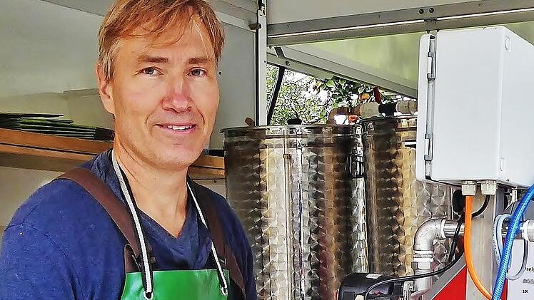 Zur Konservierung erhitzt Kreisfachberater Michael Stromer den gepressten Saft auf 82 Grad.
