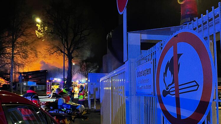 Gebäude in Vollbrand: Meterhohe Flammen schlagen aus Lagerhalle