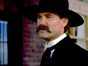 Gesetzesh&uuml;ter Wyatt Earp (Kurt Russell) m&ouml;chte sich zur Ruhe setzen, doch skrupellose Revolverhelden fordern noch einmal seinen ganzen Einsatz.