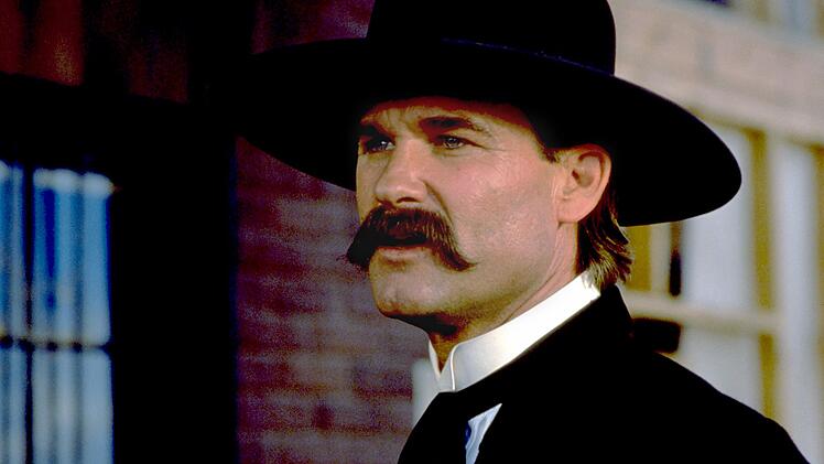 Gesetzeshüter Wyatt Earp (Kurt Russell) möchte sich zur Ruhe setzen, doch skrupellose Revolverhelden fordern noch einmal seinen ganzen Einsatz.