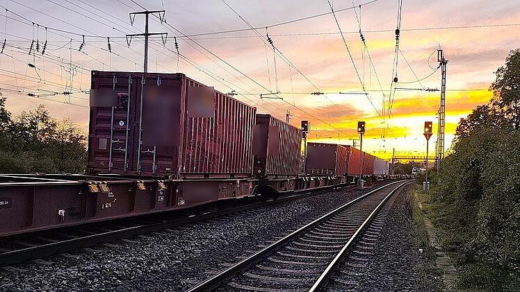 Neustadt an der Aisch: Feuerwehreinsatz stoppt Zugverkehr - das steckte dahinter