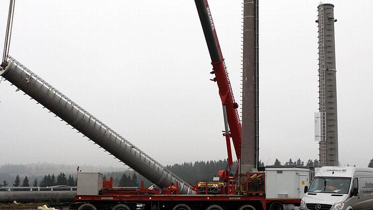 Das schwerste Stück des neuen Mobilfunkmasten wurde mit einem Spezialkran im Boden versenkt.  Foto: Michael Wunder