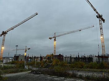 Die Kräne drehen sich an der Brose-Baustelle an der Bamberger Breitenau. Insgesamt aber leidet Bamberg im Wettbewerb mit anderen Städten an seiner Flächenknappheit. Folge: Die Gewerbesteuern stagnieren.