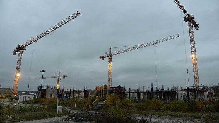 Die Kräne drehen sich an der Brose-Baustelle an der Bamberger Breitenau. Insgesamt aber leidet Bamberg im Wettbewerb mit anderen Städten an seiner Flächenknappheit. Folge: Die Gewerbesteuern stagnieren.