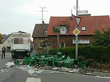 Ein mächtiger Scherbenhaufen türmte sich bei einem kleinen Unfall in dem Knetzgauer Gemeindeteil Westheim auf. Foto: Luca Zeiß