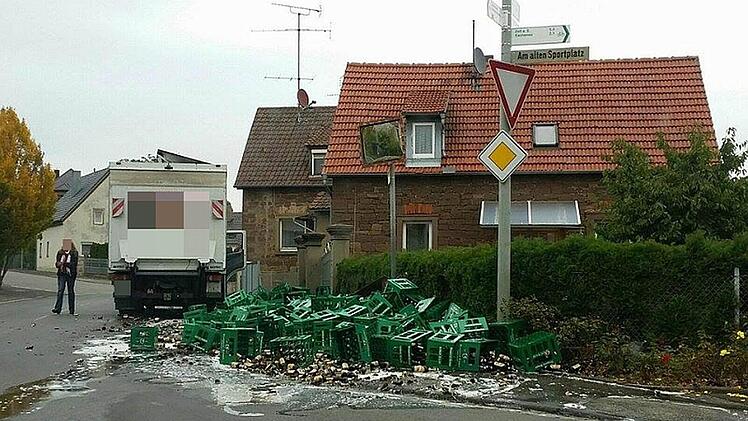 Ein mächtiger Scherbenhaufen türmte sich bei einem kleinen Unfall in dem Knetzgauer Gemeindeteil Westheim auf. Foto: Luca Zeiß