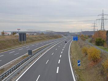 Rödentaler Gewerbegebiet, ICE-Trasse, Autobahn und Stromtrasse - da bleibt nicht mehr viel Raum für weitere Korridore in Richtung Dörfles-Esbach. Foto: Rainer Lutz