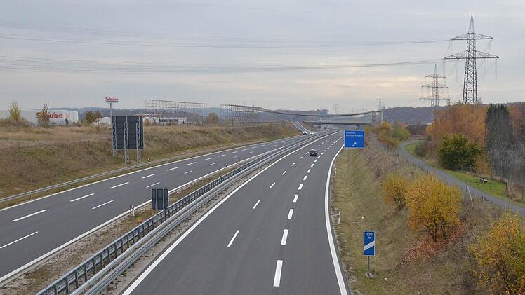 Rödentaler Gewerbegebiet, ICE-Trasse, Autobahn und Stromtrasse - da bleibt nicht mehr viel Raum für weitere Korridore in Richtung Dörfles-Esbach. Foto: Rainer Lutz