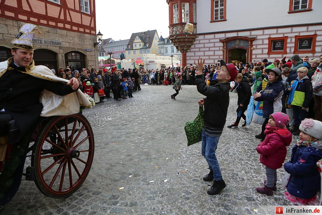 Gaudiwurm: Narren feiern in Coburg