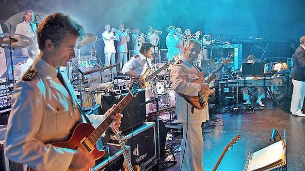 Ein Blick auf die B&uuml;hne der Bigband: Sie stand bereits 2007 vor der heutigen Volks- und Raiffeisenbank. Der Abend in Bad K&ouml;nigshofen verspricht bereits jetzt ein Highlight im Nachgang zum Jubil&auml;umsjahr der Stadt zu werden.  Foto: Hanns Friedrich
