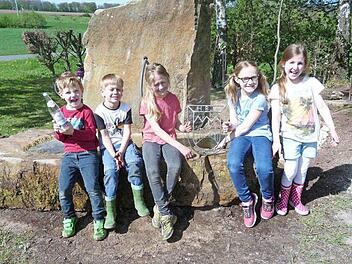 Die Kinder strahlen mit der Sonne um die Wette (von links): Jonathan Schineller, Jakob und Sophie Kaps, Charlotte Schineller und Sophia Andres.  Foto: Alois Voigt