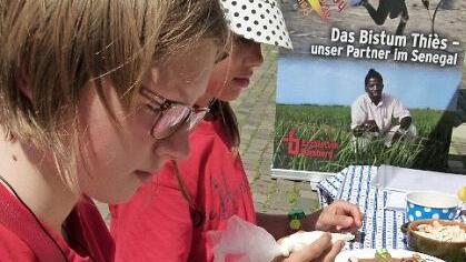 Kinder hatten ihre Freude daran, "Partnerschaftspärchen" aus Lebkuchenteig zu verzieren.