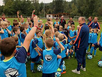 Mit Begeisterung waren die Buben und Mädchen beim Training und den Fragerunden dabei. In der rechten Bildhälfte vorne im dunklen Trainingsanzug Hans Dorfner