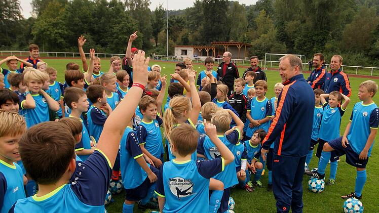 Mit Begeisterung waren die Buben und Mädchen beim Training und den Fragerunden dabei. In der rechten Bildhälfte vorne im dunklen Trainingsanzug Hans Dorfner