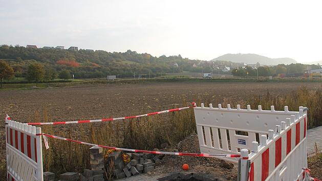 Auf der Ackerfläche im Vordergrund sollen sich Märkte ansiedeln dürfen. Dahinter liegt der neue Kreisverkehr und am Hang soll das neue Wohngebiet "Mittelsetz II" ventstehen.  Klaus Schmitt