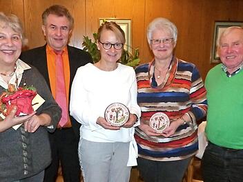 Für drei vorbildlich gestaltete Anwesen gab es Preise. Im Bild (von links) Vorsitzende Gabriele Döppmann, Bürgermeister Siegfried Beyer, Anja Degelmann sowie Anne Rose und Klaus Vogler.  Foto: Klaus-Peter Wulf