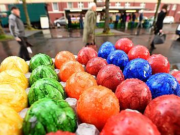 Ostern steht vor der T&uuml;r: Viele Verbraucher kaufen in den Superm&auml;rkten Ostereier ein. Symbolbild: Holger Hollemann/dpa