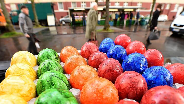 Ostern steht vor der T&uuml;r: Viele Verbraucher kaufen in den Superm&auml;rkten Ostereier ein. Symbolbild: Holger Hollemann/dpa