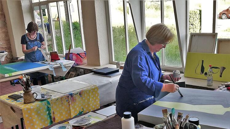Die ehemalige Lehrerin Edith Stiller (vorn) aus Weimar an der Lahn (Hessen) sowie die frühere Schaufenstergestalterin Anita Haub aus Nüdlingen nahmen am Workshop der Kunst-Werk-Statt teil.Sigismund von Dobschütz