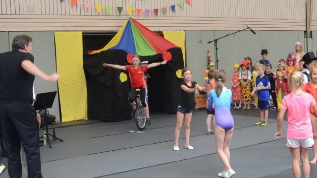 Links im Bild Marco Plitzner, der  die faszinierende  Choreografie mit den BrassKids einstudierte und auch das Musical leitete. K.- H. Hofmann