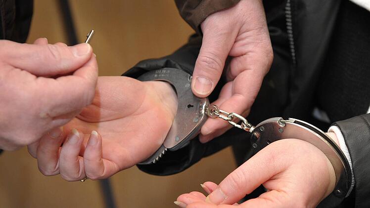 Die Frau zeigte sich äußerst aggressiv - die Beamten nahmen sie fest. Symbolfoto: David Ebener dpa/lby