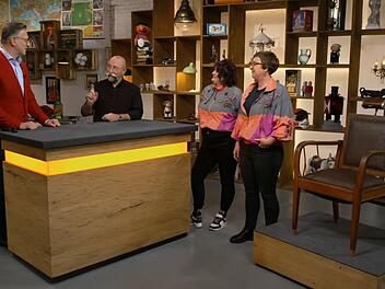 Bares für Rares Tabea (zweite von links) und Pia wollten bei "Bares für Rares" einen antiken Freiseurstuhl veräußern.