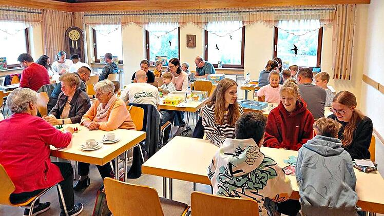 Der generationen&uuml;bergreifende Spielenachmittag im Aschacher Pfarrsaal lockte G&auml;ste aller Altersgruppen aus nah und fern.Claudia Horn