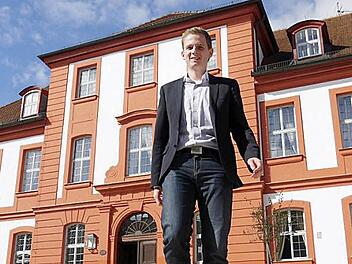 Offensiv auf  Leute zuzugehen ist für Tobias Ehrlicher kein Problem. Der 25 Jahre alte SPD-Stadtrat ist der jüngste von drei Kandidaten, die sich für  die Nachfolge von Bürgermeister Gerold Strobel (Freie Wähler) bewerben. Foto: Berthold Köhler