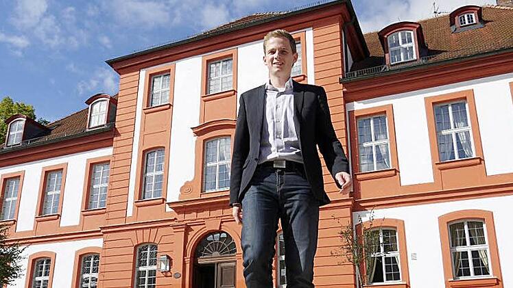 Offensiv auf  Leute zuzugehen ist für Tobias Ehrlicher kein Problem. Der 25 Jahre alte SPD-Stadtrat ist der jüngste von drei Kandidaten, die sich für  die Nachfolge von Bürgermeister Gerold Strobel (Freie Wähler) bewerben. Foto: Berthold Köhler