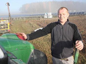 Auf  der  0,3 Hektar  großen Ackerfläche, die Harald Groppweiß an der  A 70 bei  Leesau besitzt, werden  keine Photovoltaik-Module aufgestellt. Er  braucht  das Feld für seine  Landwirtschaft.  Foto: Alexander  Hartmann
