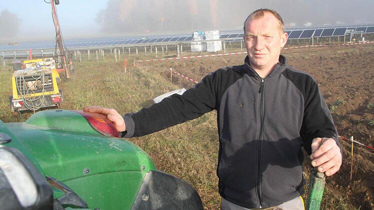 Auf  der  0,3 Hektar  großen Ackerfläche, die Harald Groppweiß an der  A 70 bei  Leesau besitzt, werden  keine Photovoltaik-Module aufgestellt. Er  braucht  das Feld für seine  Landwirtschaft.  Foto: Alexander  Hartmann