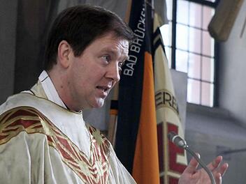 "Menschen wollen Sinn erfahren": Pfarrer Alfred Bauer während seiner Abschiedspredigt Fotos: Thomas Dill